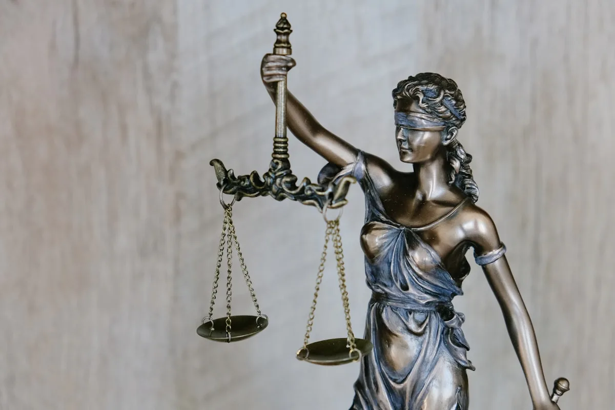 Scales of justice with legal volumes—symbolic of supreme court intervention, not a named Brazilian courtroom scene