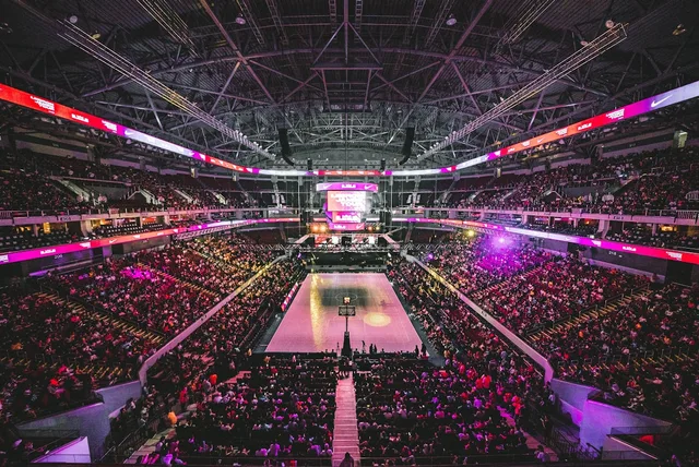 Indoor basketball arena—illustrative imagery for Newsorga’s obituary of Jason Collins; not an NBA or team-supplied photograph of Collins.