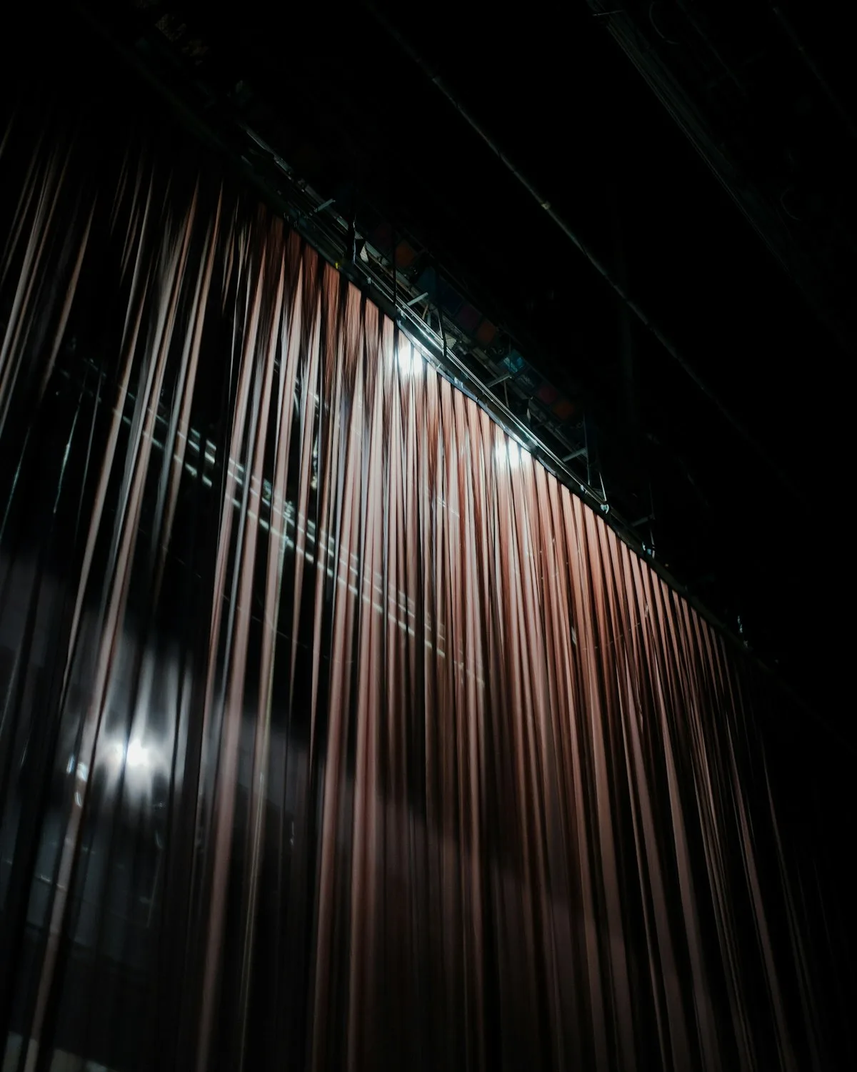 A closed stage curtain in a dimly lit empty theatre — illustrative imagery for Newsorga's obituary of Michael Pennington (1943-2026), the Cambridge-born Shakespearean actor and English Shakespeare Company co-founder whose death at 82 was confirmed by The Telegraph on Sunday, May 10, 2026.