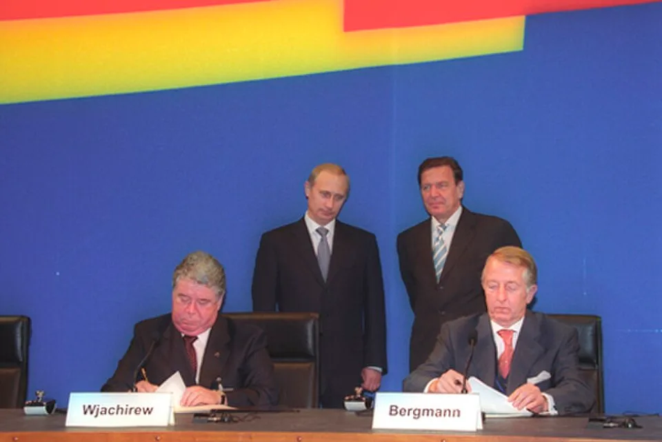 Vladimir Putin with Gerhard Schröder during an earlier meeting—file photo context for reporting on mediation remarks