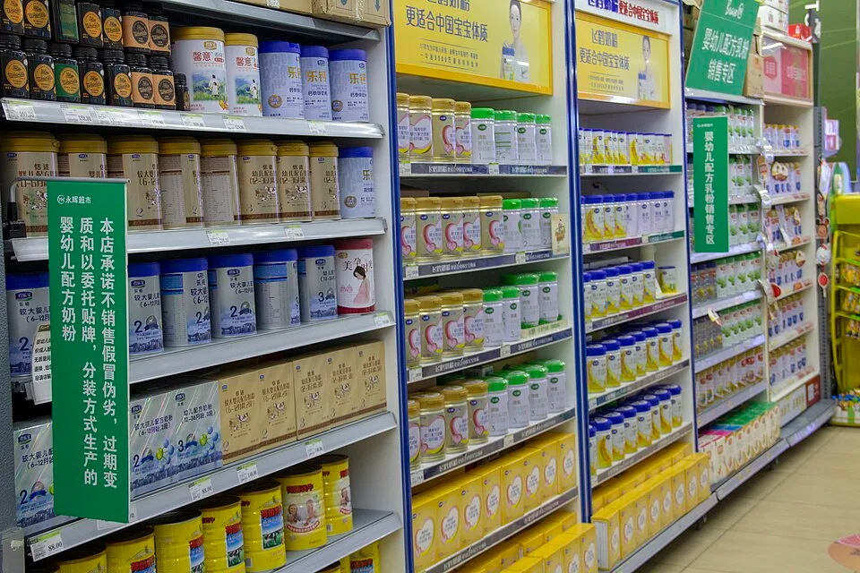 Packaged powdered milk on retail shelving—editorial context for dried dairy ingredient recalls