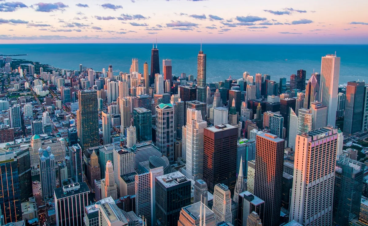 UN chamber and tanker route map symbolizing Gulf conflict and energy market risk